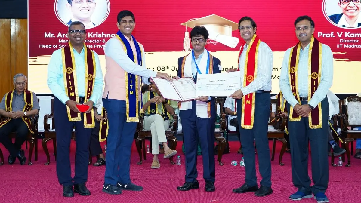 Iit Madras Holds Convocation Of Bs Programme Dumoid